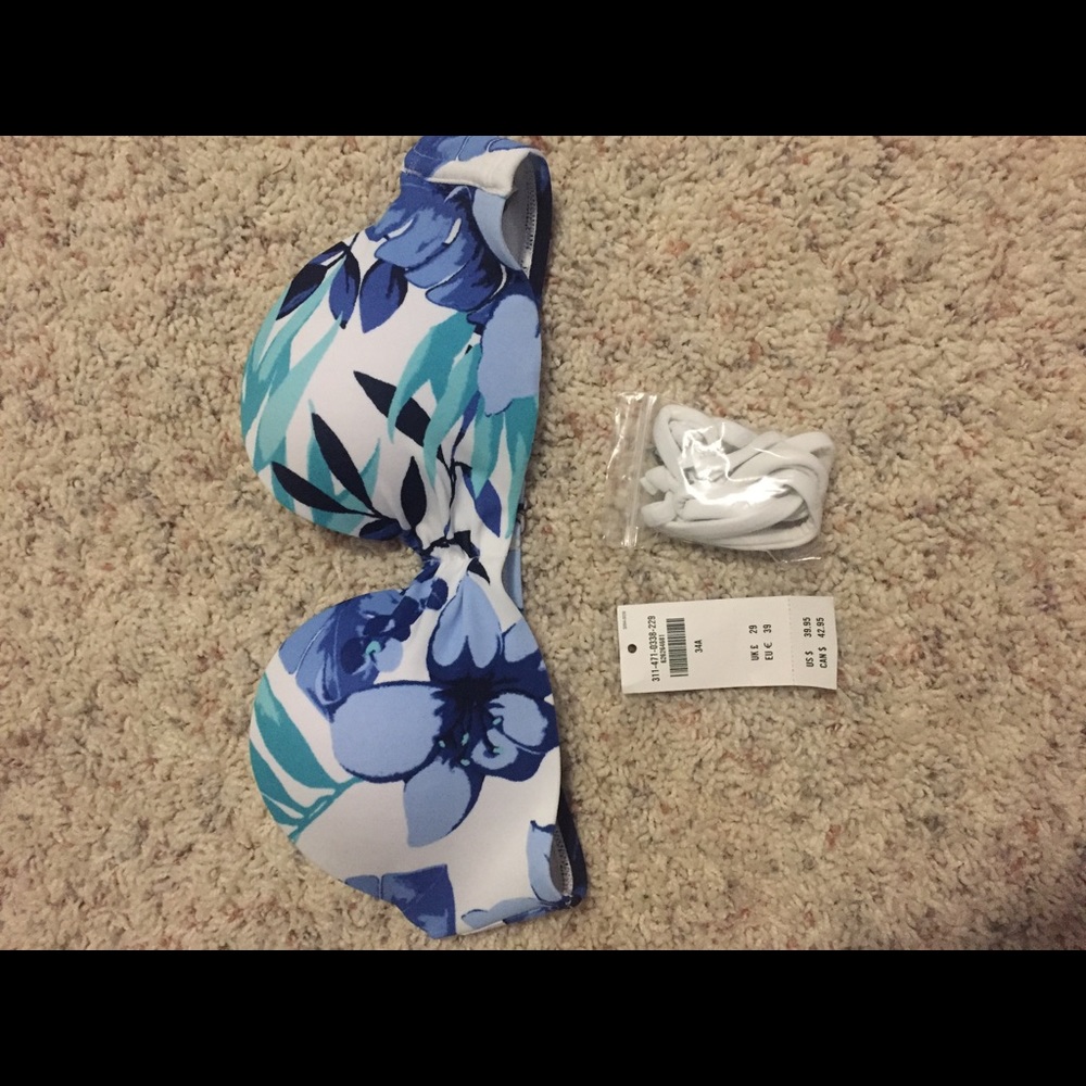 Hollister bikini top Size- Small push-up